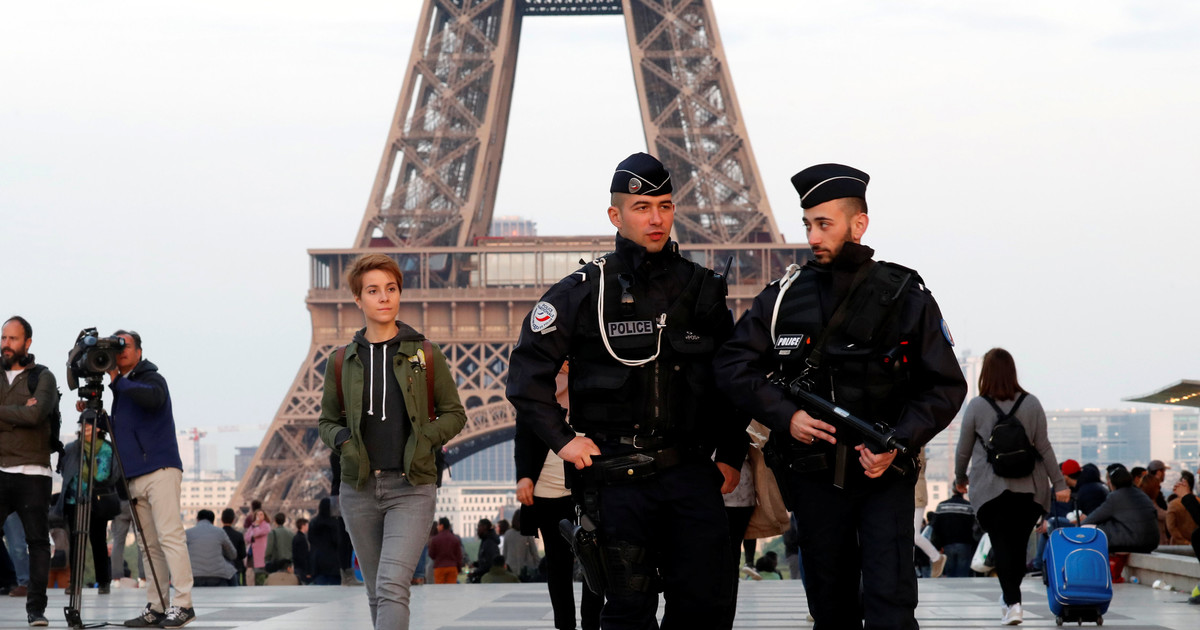 Француз иметь. Жандармы Франции. Национальная жандармерия Франции форма. Национальная полиция Франции. Франция полиция Gendarmerie.