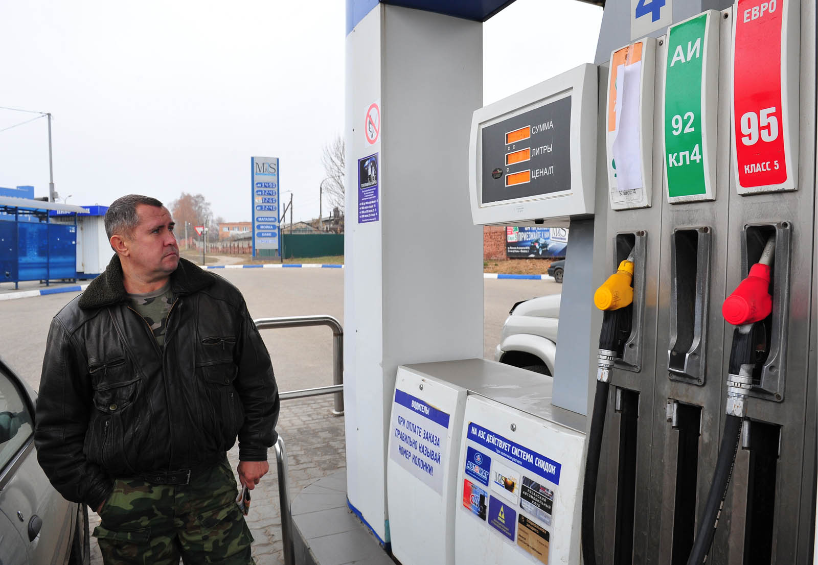 Бензин подорожал сегодня. Дизельное топливо на АЗС. Бензин в России. Заправка бензина. Дорогой бензин.