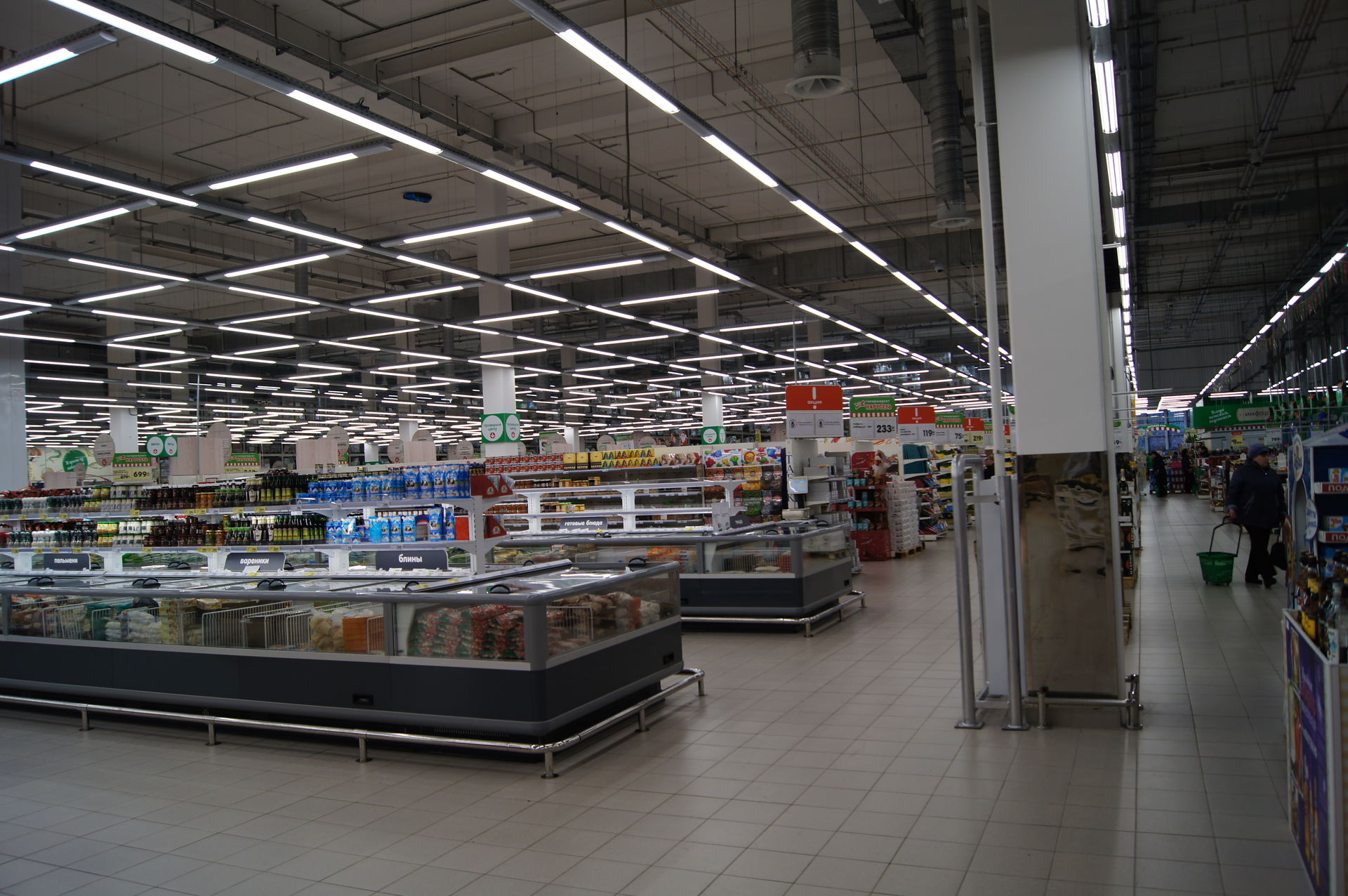 Гипермаркет. Огромный гипермаркет. Гипермаркет изнутри. Супермаркет гипермаркет.